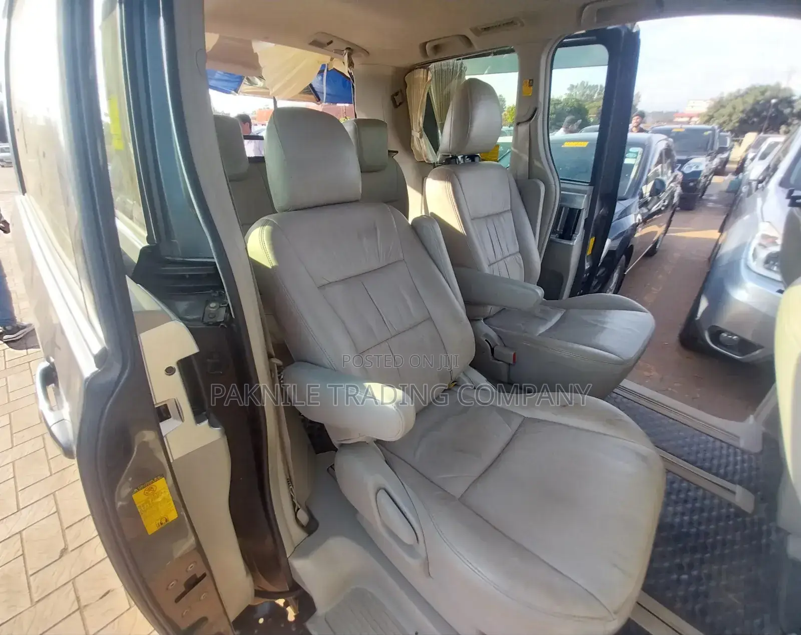 Toyota Noah 2.0 143hp AWD (8 Seater) 2013 Silver