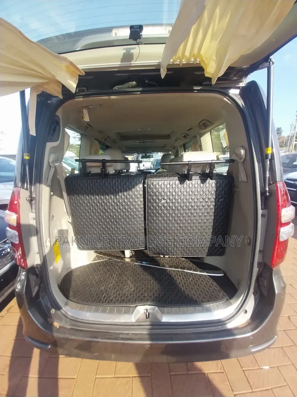 Toyota Noah 2.0 143hp AWD (8 Seater) 2013 Silver
