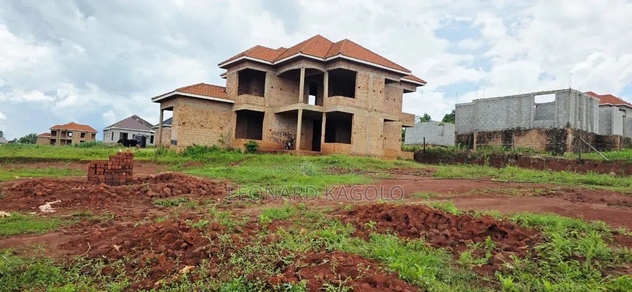 5bdrm Maisonette in Muzinda, Ssisa for sale