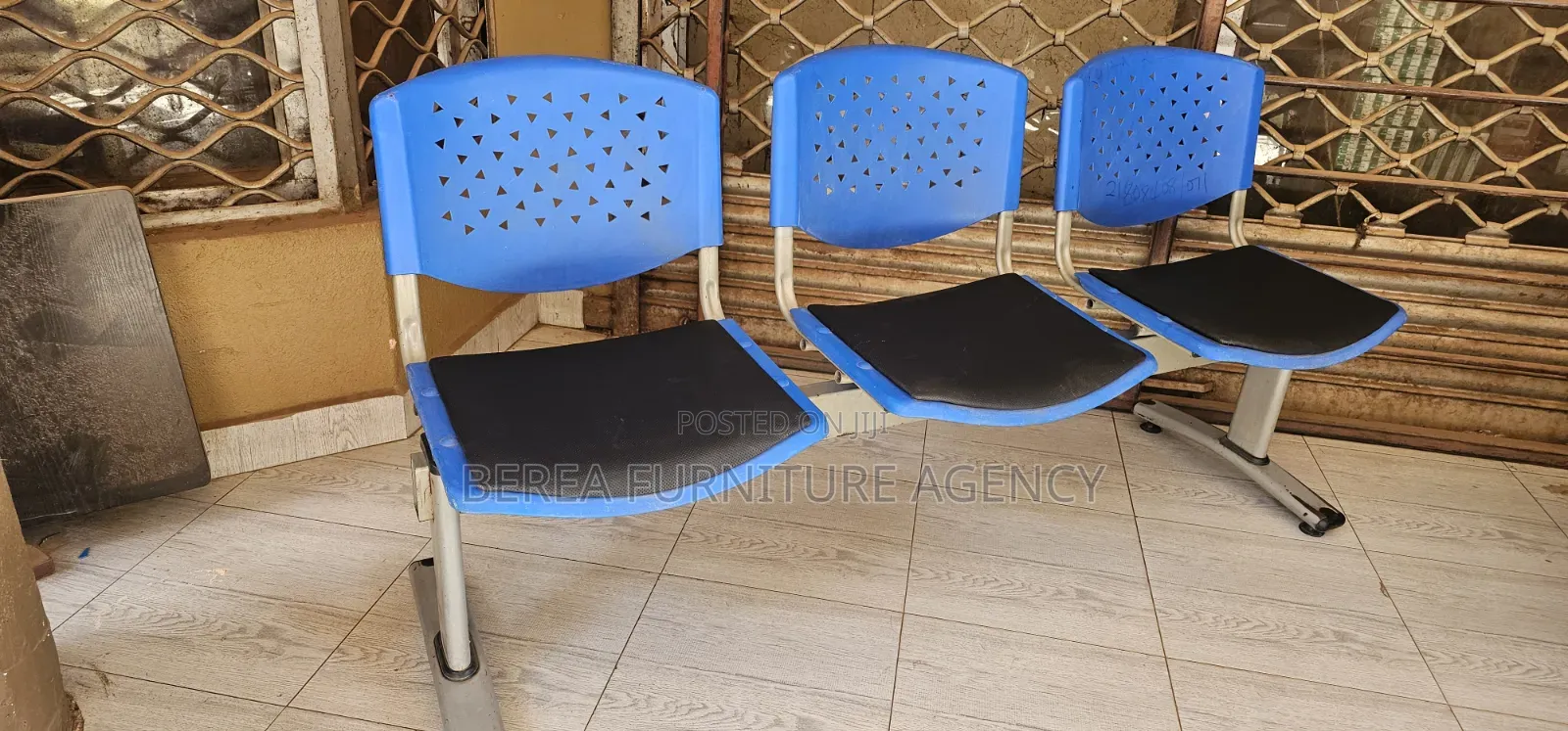 Blue Black Waiting Chair With Leather Cushion