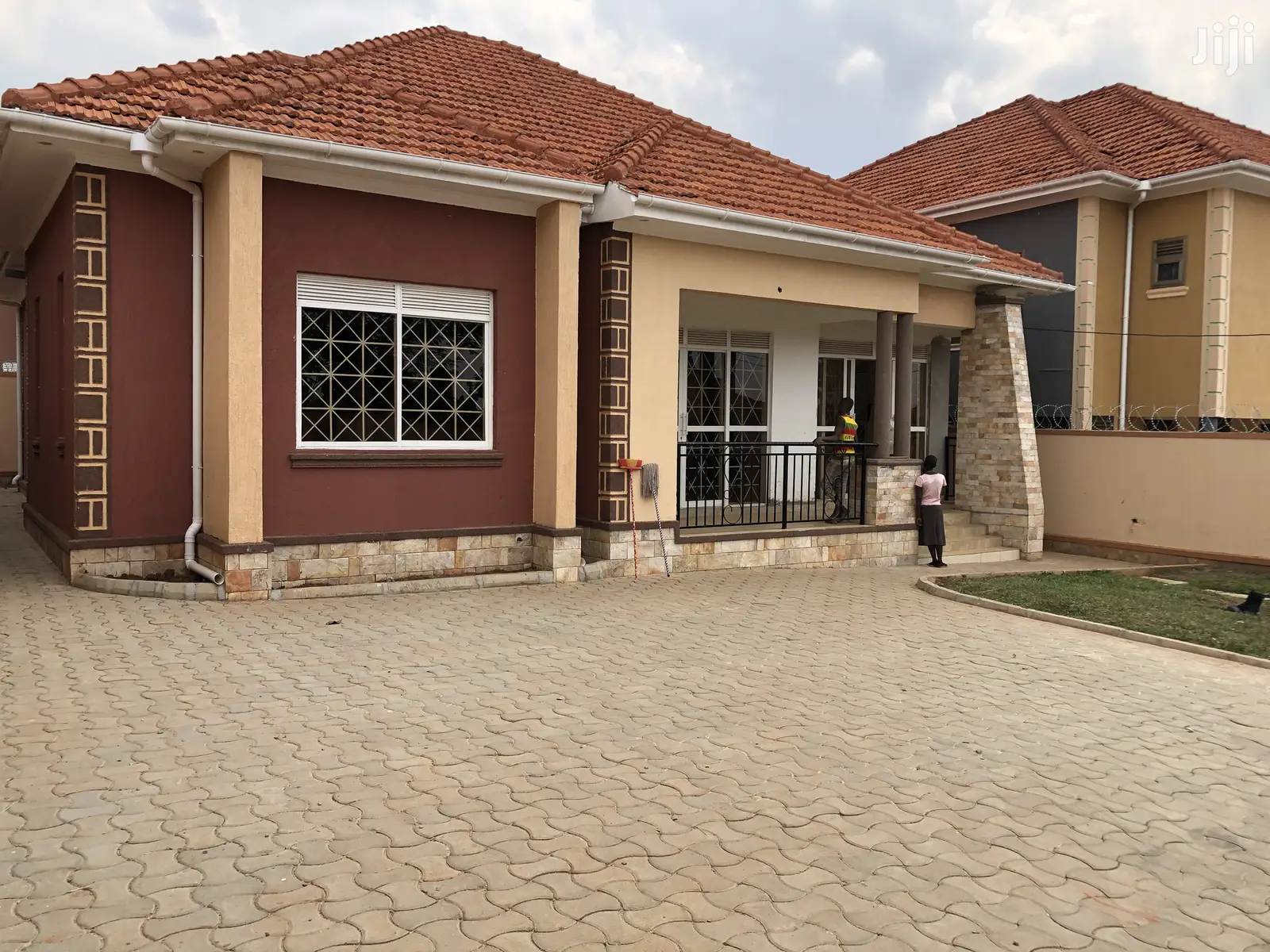 Kira Nice House in Tarmacked Neighborhood on Sell
