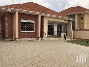 Kira Nice House in Tarmacked Neighborhood on Sell