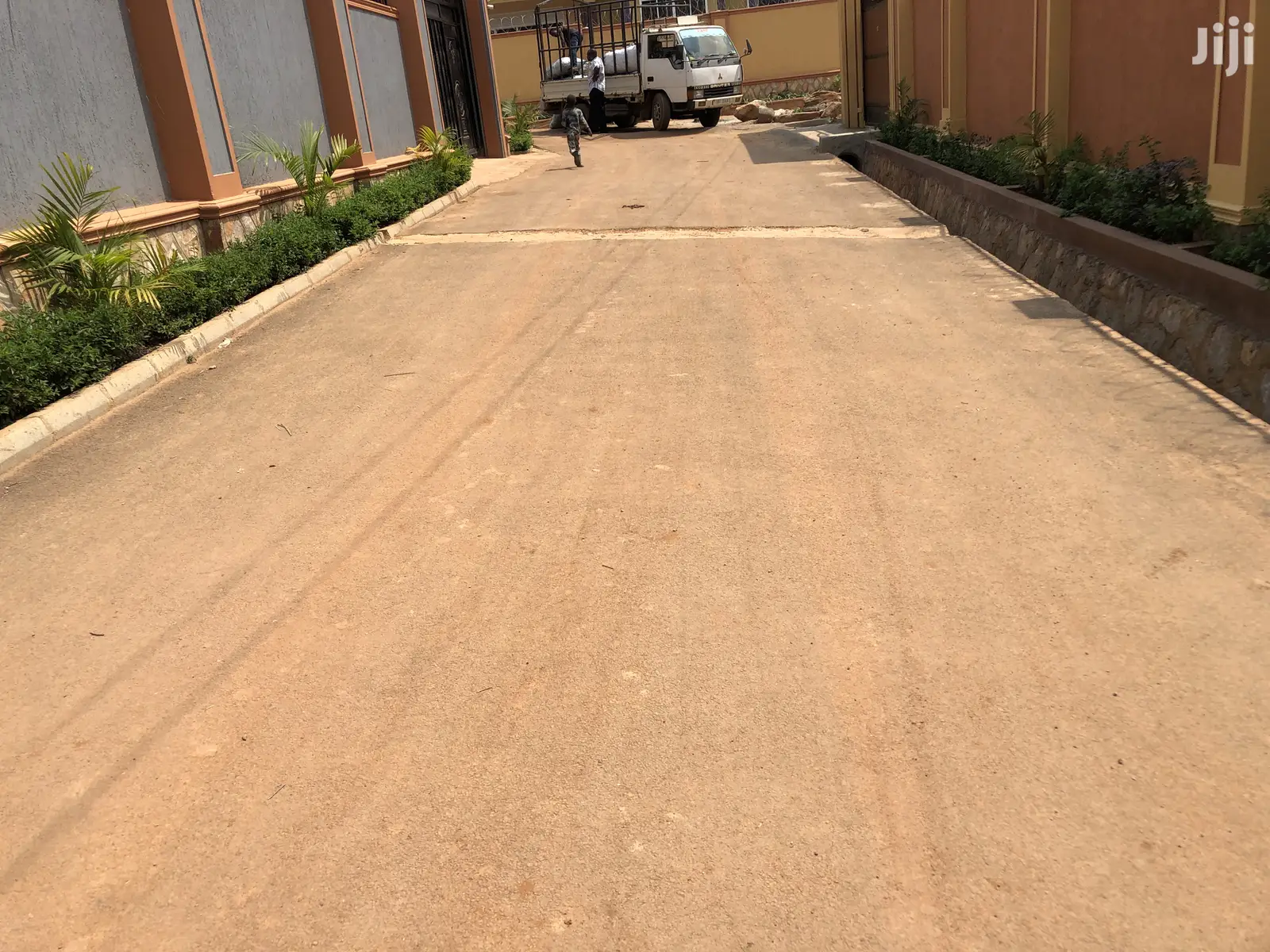 Kira Nice House in Tarmacked Neighborhood on Sell