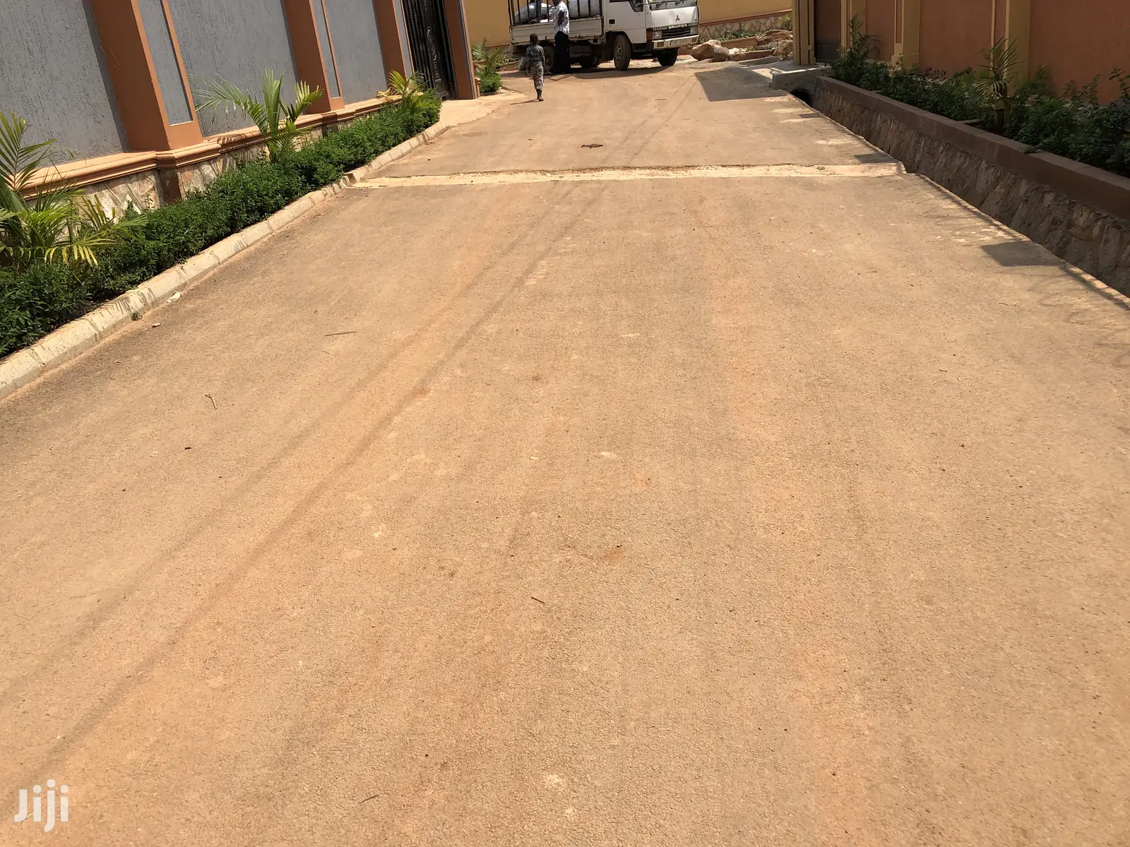 Kira Nice House in Tarmacked Neighborhood on Sell