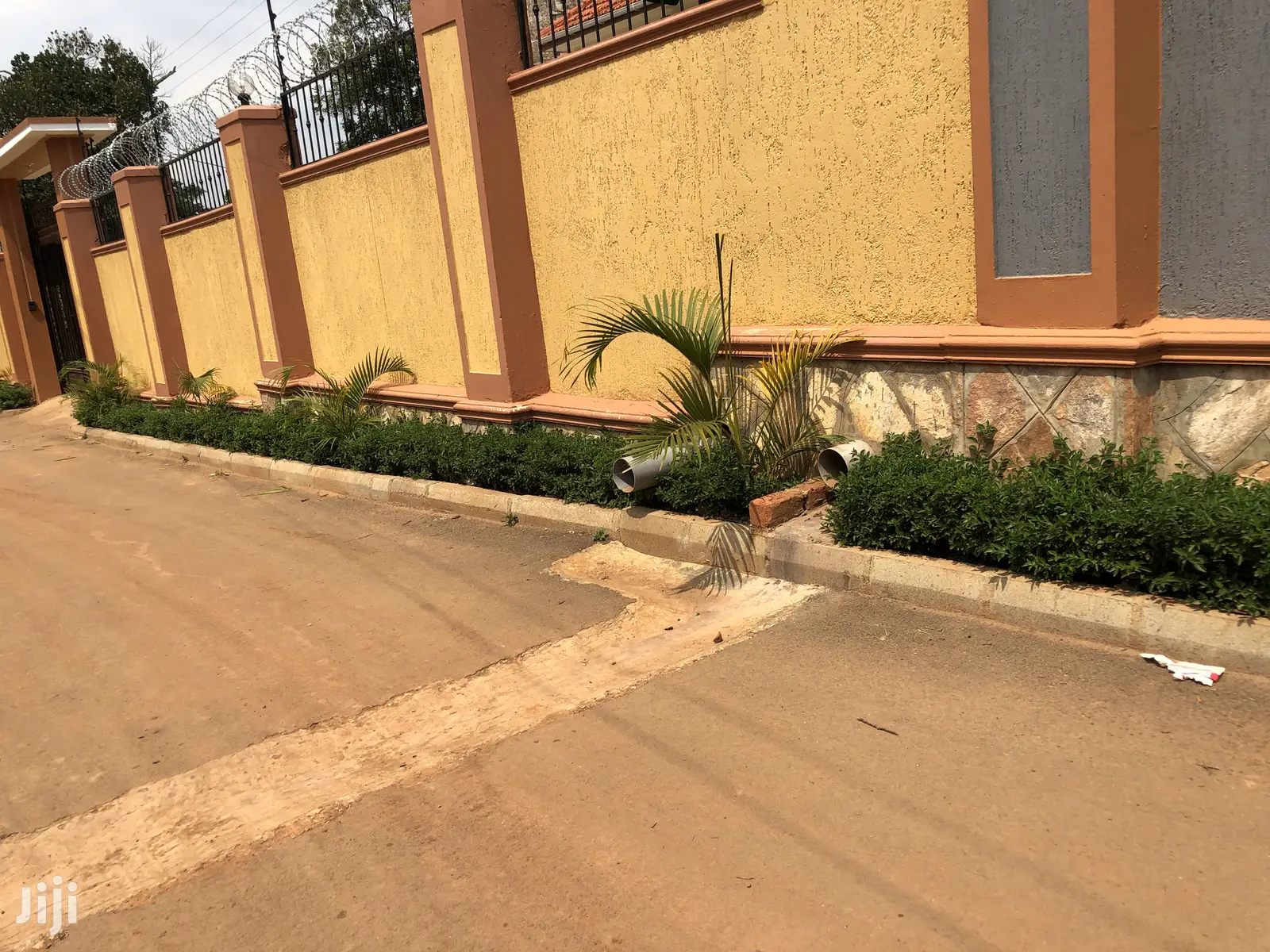 Kira Nice House in Tarmacked Neighborhood on Sell
