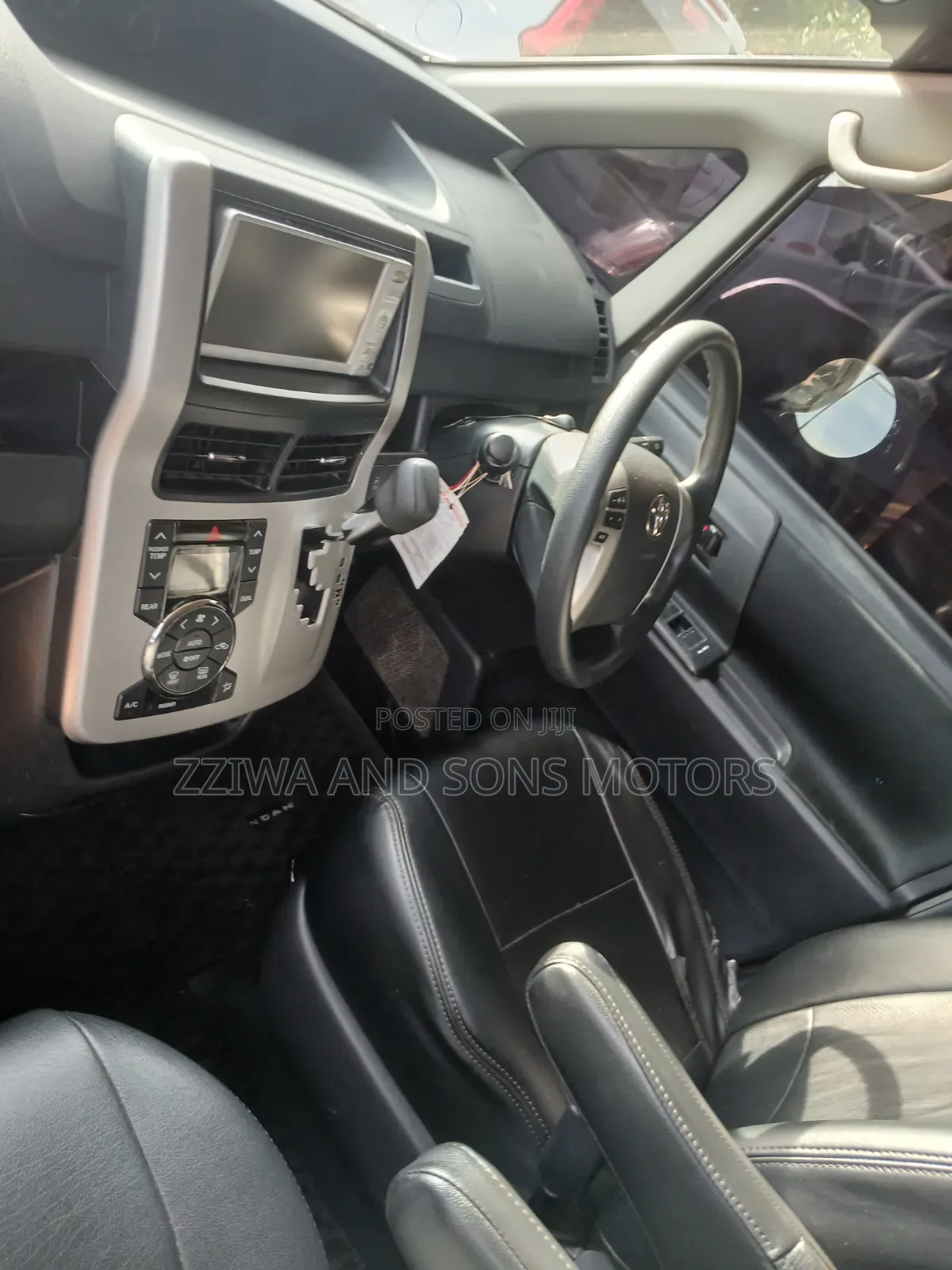 Toyota Noah 2.0 143hp FWD (8 Seater) 2010 Silver