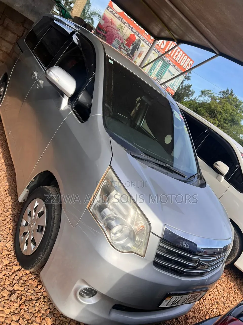 Toyota Noah 2.0 143hp FWD (8 Seater) 2010 Silver