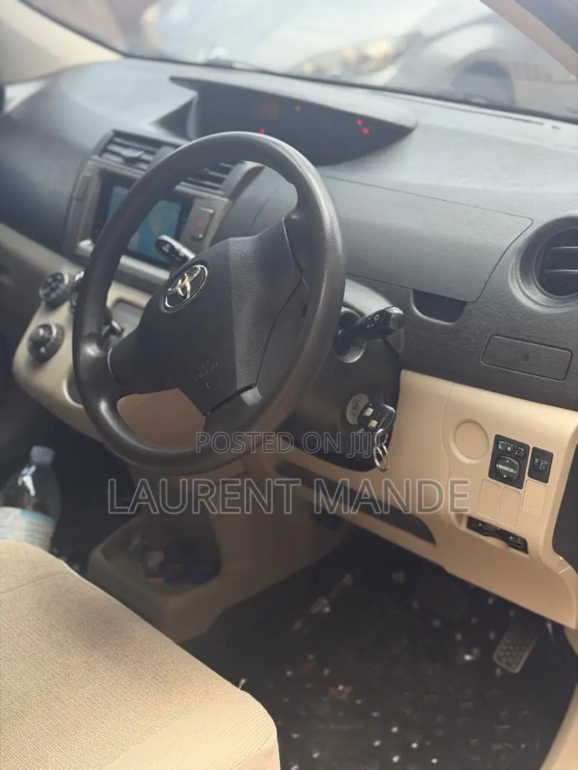 Toyota Passo Sette 2009 White