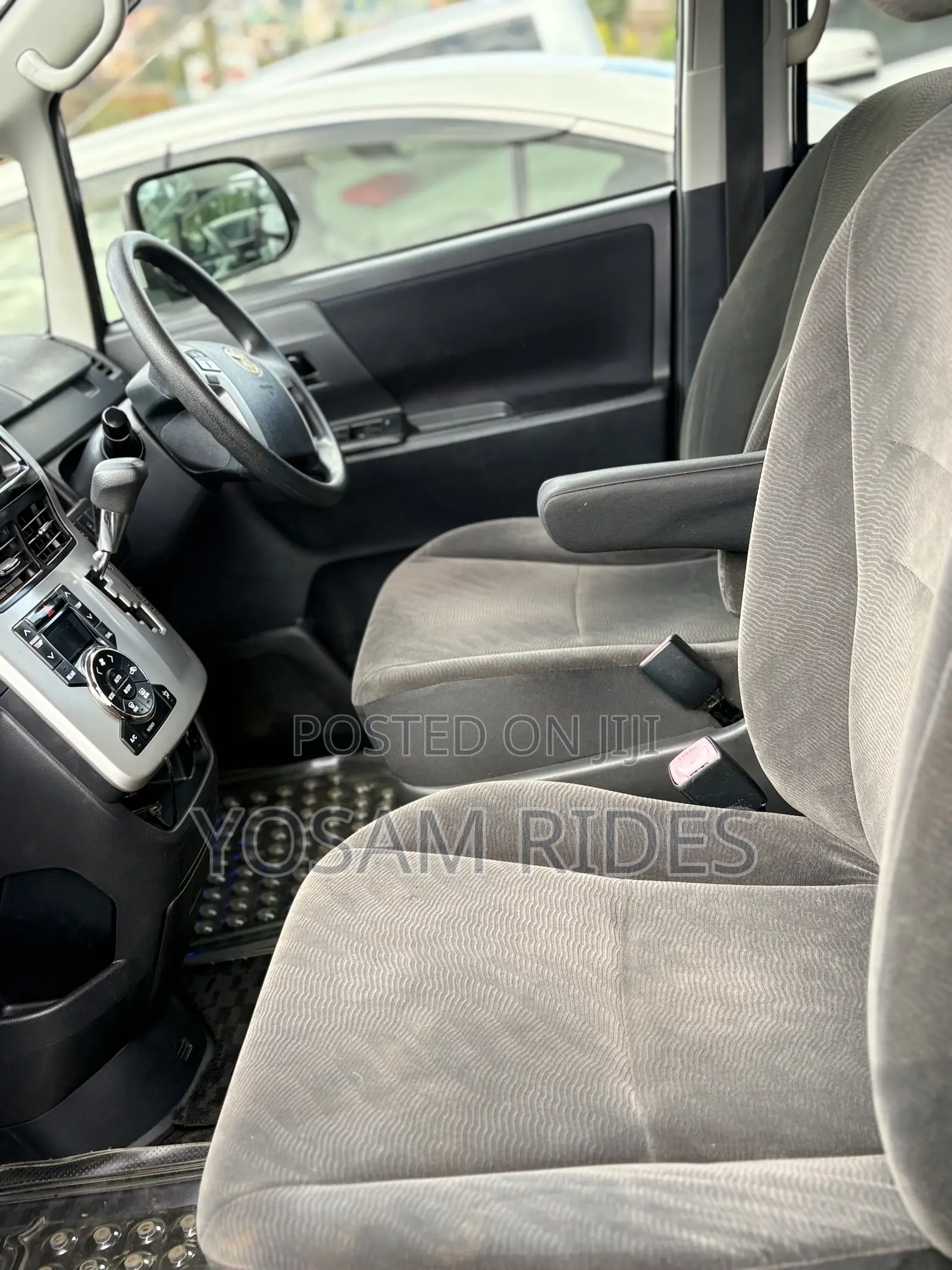 Toyota Noah 2.0 143hp AWD (8 Seater) 2012 Blue