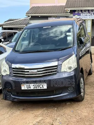 Toyota Noah 2.0 143hp AWD (8 Seater) 2012 Blue