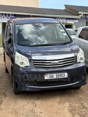Toyota Noah 2.0 143hp AWD (8 Seater) 2012 Blue