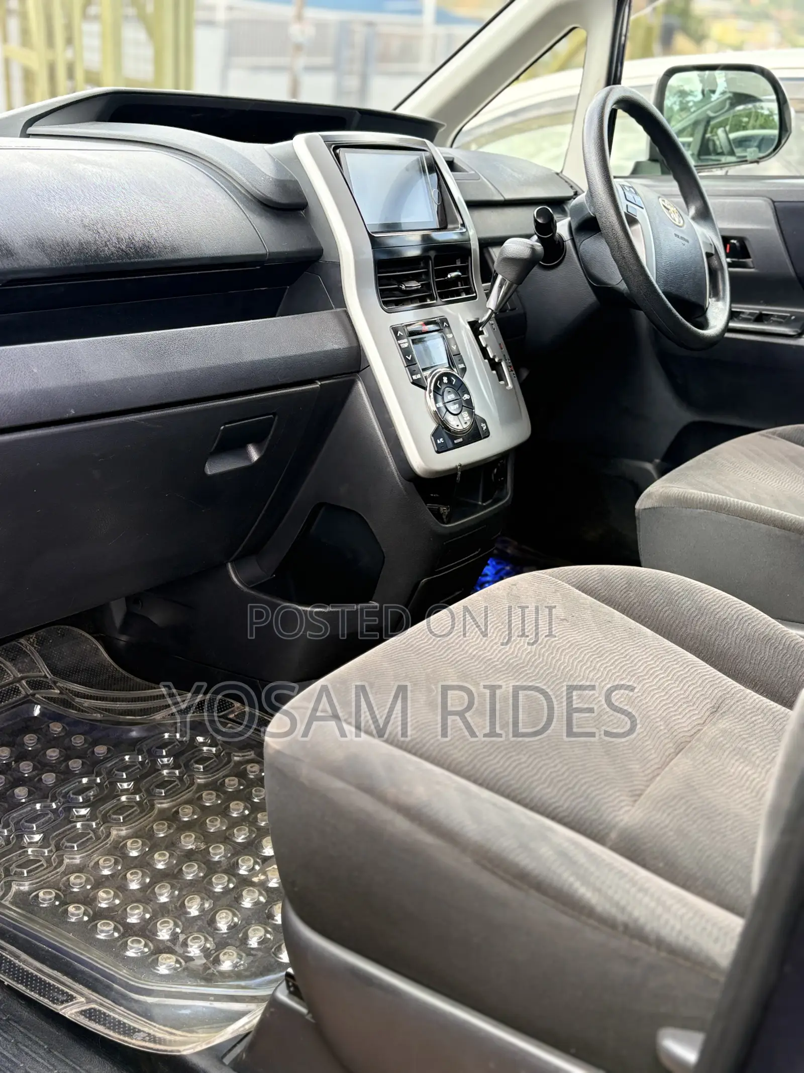 Toyota Noah 2.0 143hp AWD (8 Seater) 2012 Blue