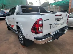 Toyota Hilux 2022 White