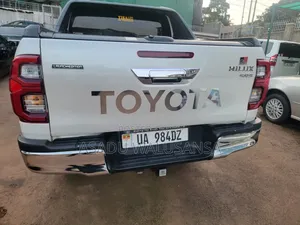 Toyota Hilux 2022 White
