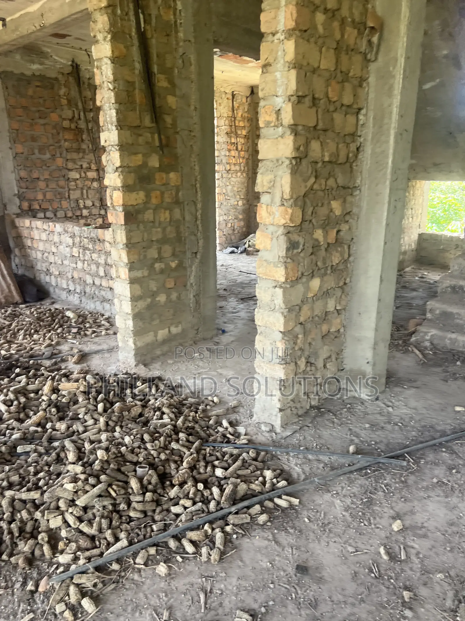 House On Sell At Namusera Hoima Road Njovu Estate