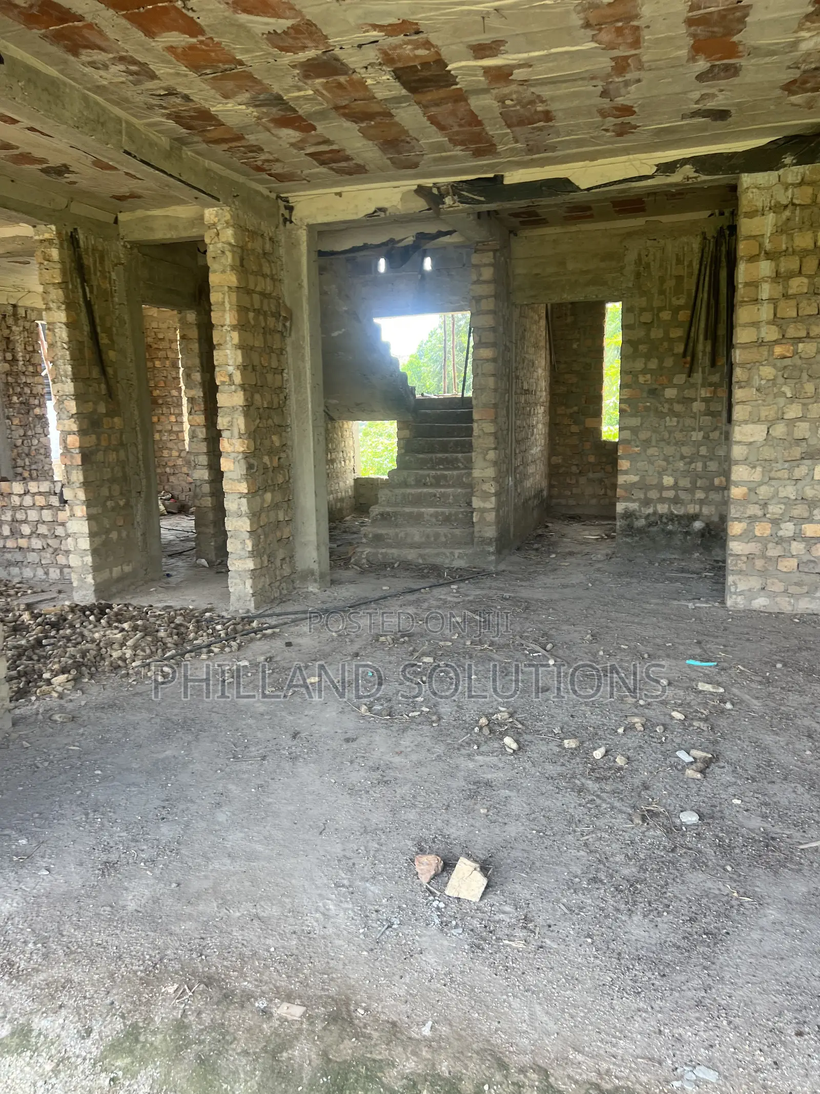 House On Sell At Namusera Hoima Road Njovu Estate