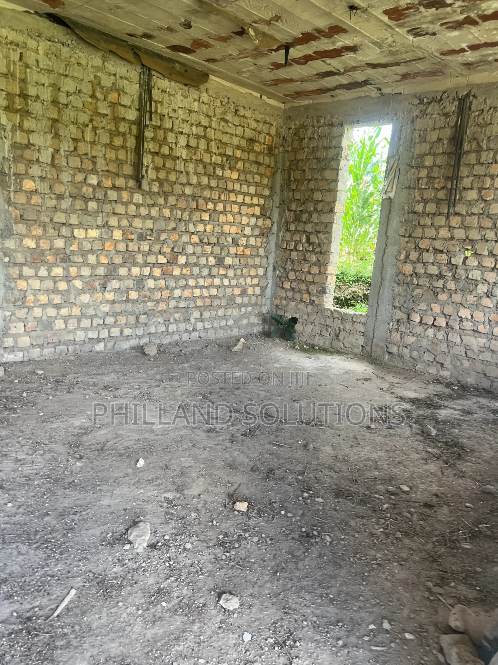 House On Sell At Namusera Hoima Road Njovu Estate