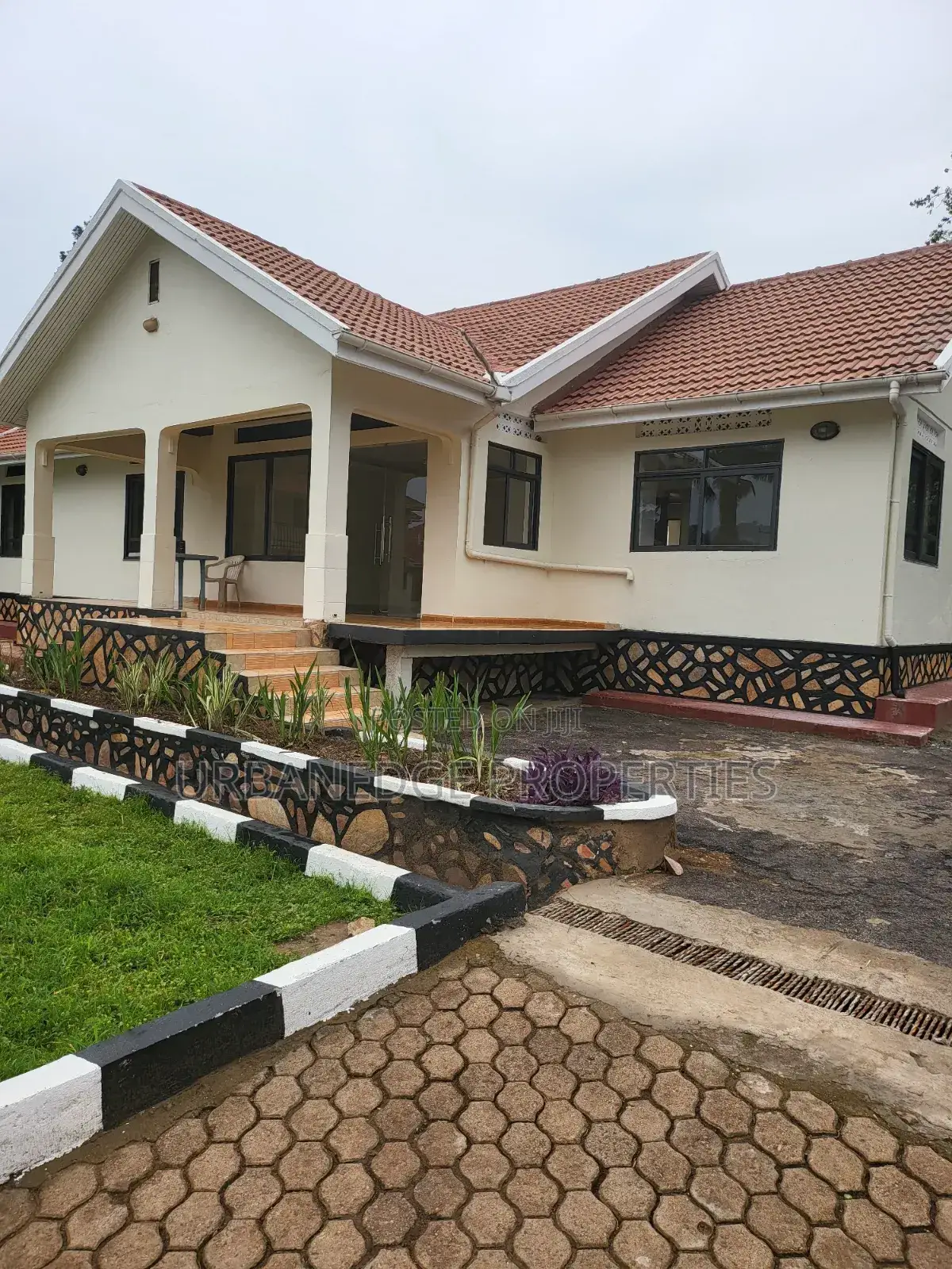 5bdrm Bungalow in Muyenga Bukasa, Central Division for rent