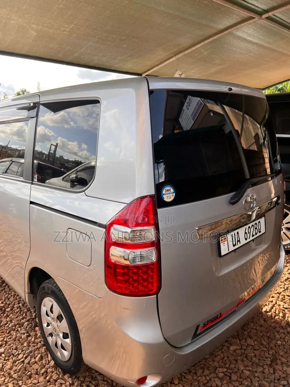 Toyota Noah 2.0 143hp FWD (8 Seater) 2010 Silver