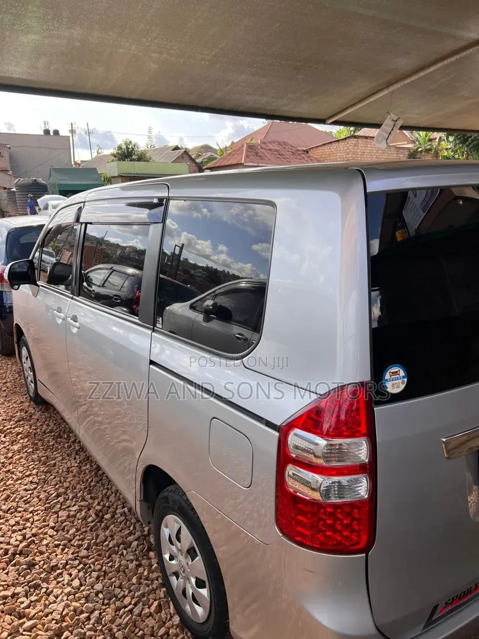Toyota Noah 2.0 143hp FWD (8 Seater) 2010 Silver