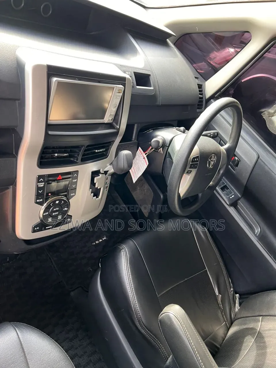 Toyota Noah 2.0 143hp FWD (8 Seater) 2010 Silver