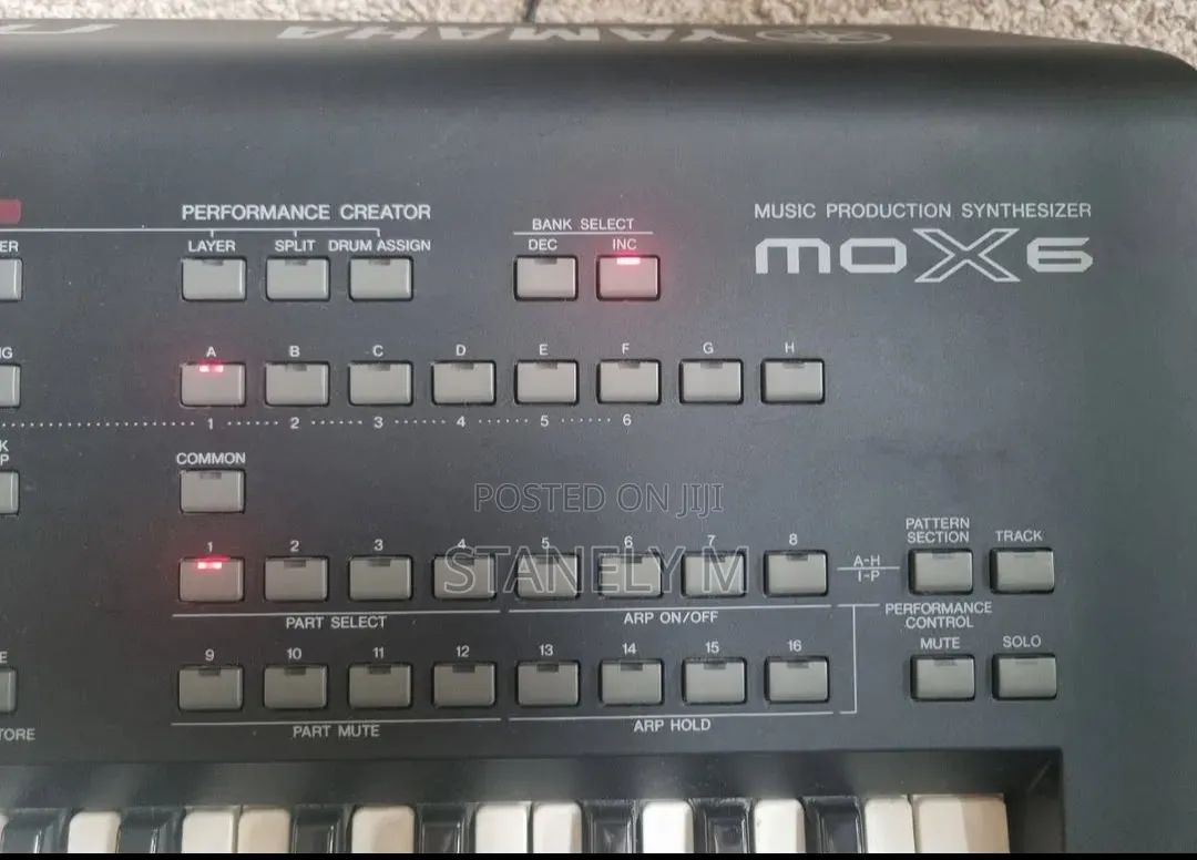Yamaha Mox6 Synthesiser Keyboard Piano