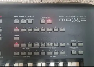 Yamaha Mox6 Synthesiser Keyboard Piano