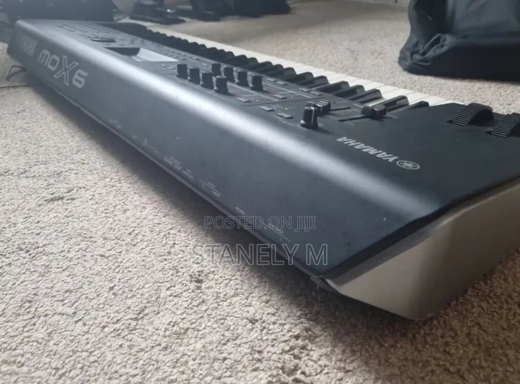 Yamaha Mox6 Synthesiser Keyboard Piano