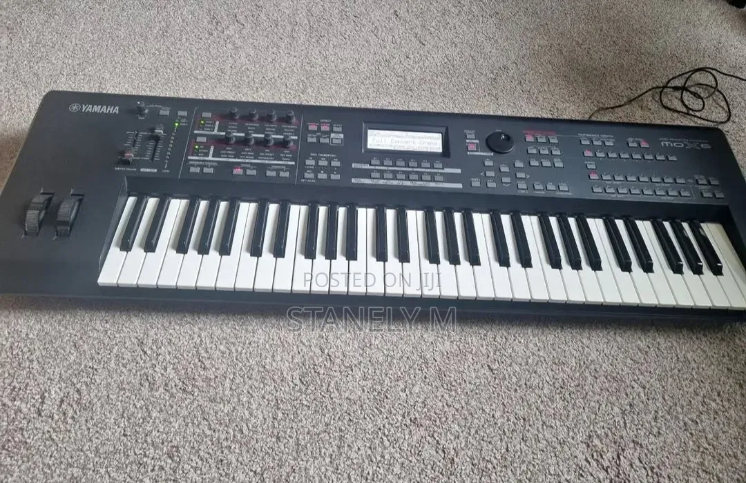 Yamaha Mox6 Synthesiser Keyboard Piano