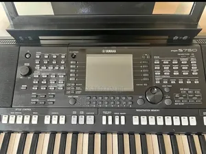Yamaha PSR S750 Keyboard Piano