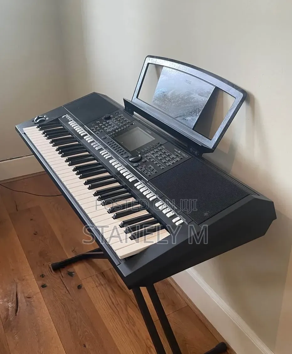 Yamaha PSR S750 Keyboard Piano