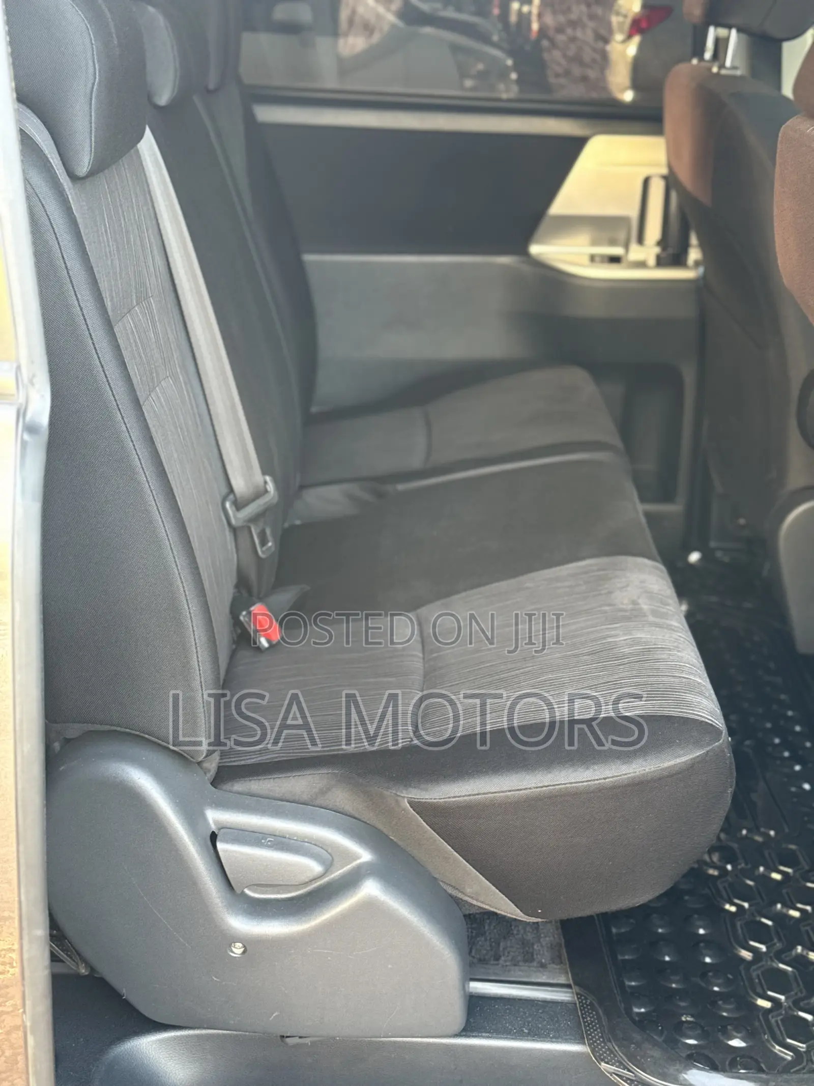 Toyota Noah 2.0 143hp AWD (8 Seater) 2012 Gray