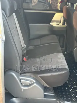Toyota Noah 2.0 143hp AWD (8 Seater) 2012 Gray
