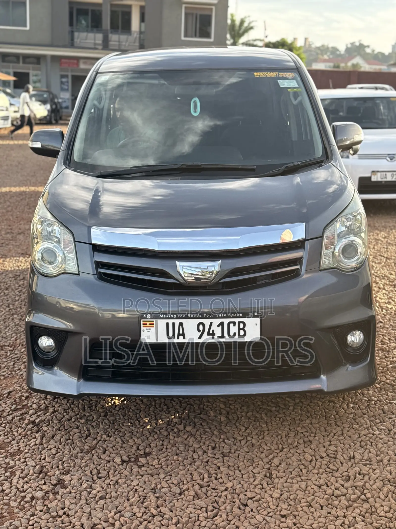 Toyota Noah 2.0 143hp AWD (8 Seater) 2012 Gray