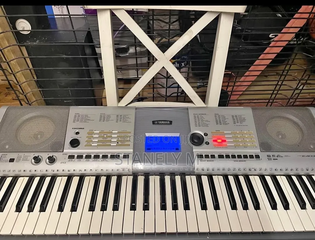 Yamaha PSR E403 Keyboard Piano