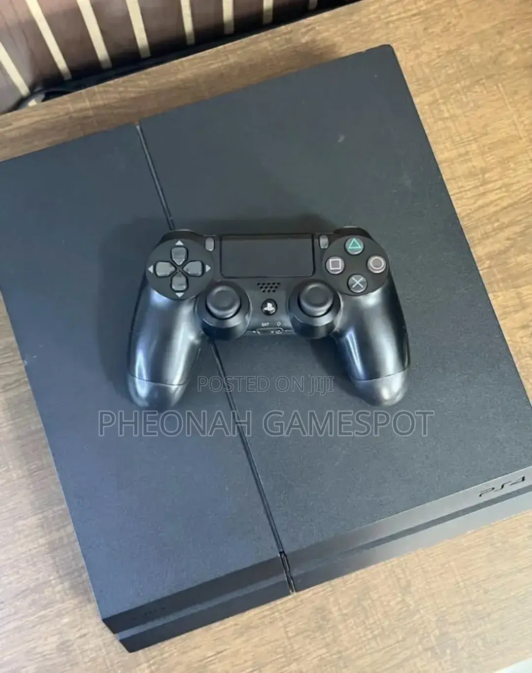 Playstation 4 Fat: Two Pads! One for the King, One for the Queen.