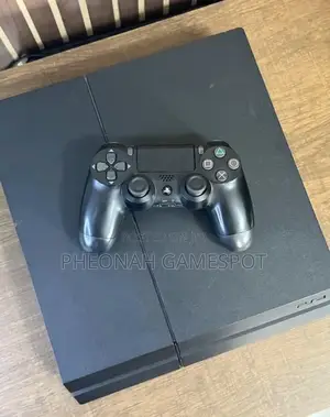 Playstation 4 Fat: Two Pads! One for the King, One for the Queen.