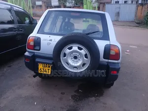 Toyota RAV4 Base FWD 1999 White