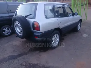 Toyota RAV4 Base FWD 1999 White
