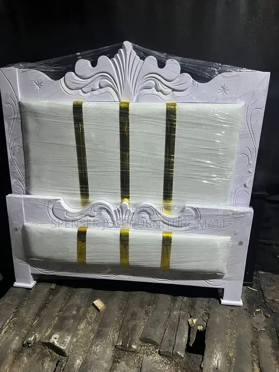 Bed 4by6 White in Colour