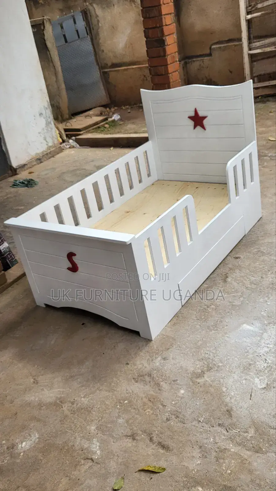 Nice and Durable Baby Cot Available