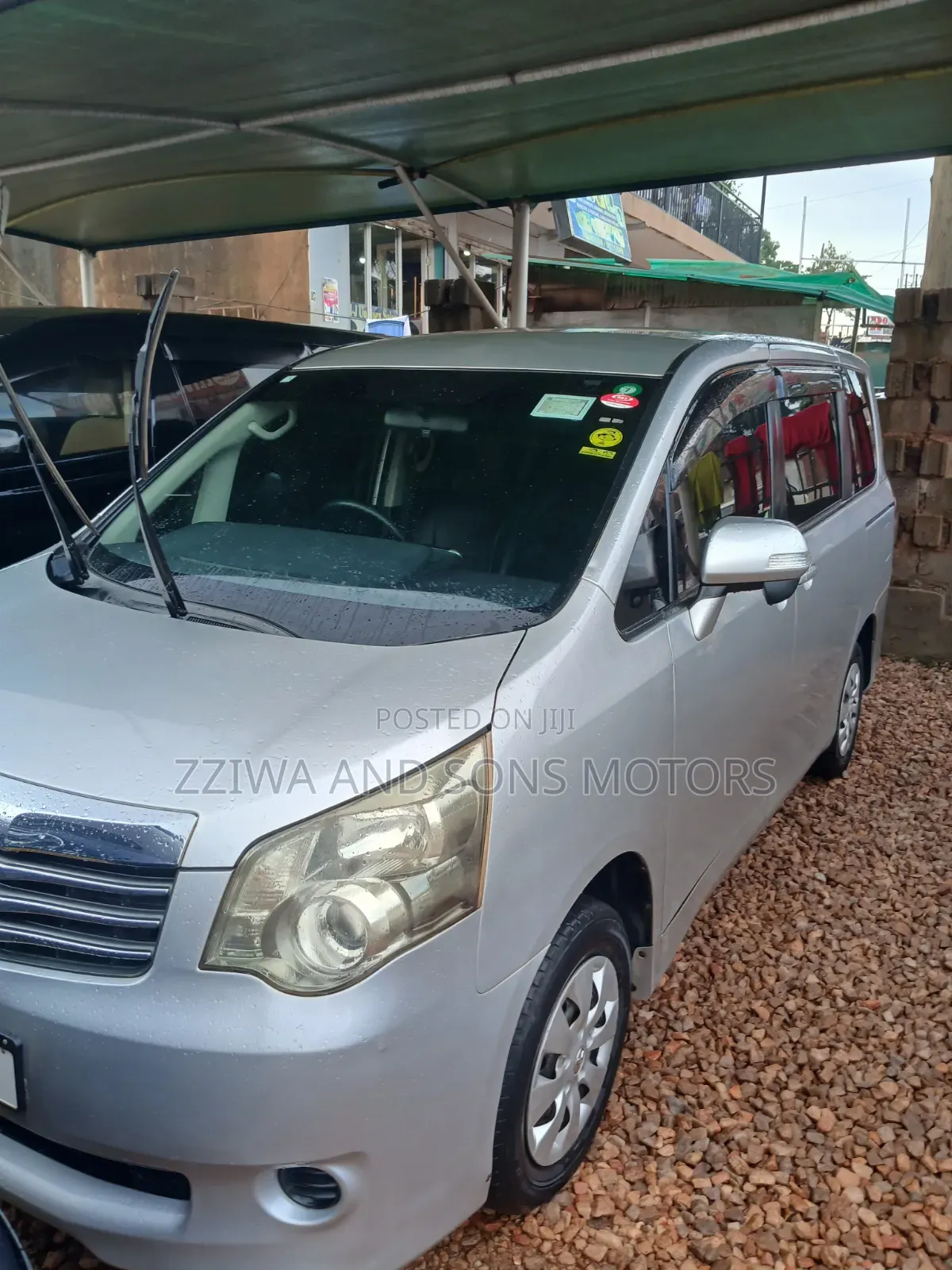 Toyota Noah 2.0 143hp AWD (8 Seater) 2010 Silver