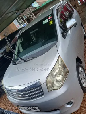 Toyota Noah 2.0 143hp AWD (8 Seater) 2010 Silver