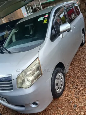 Toyota Noah 2.0 143hp AWD (8 Seater) 2010 Silver