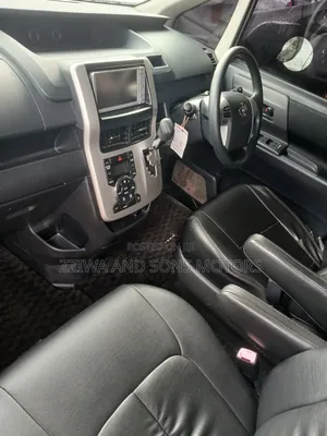 Toyota Noah 2.0 143hp AWD (8 Seater) 2010 Silver