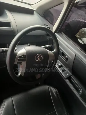 Toyota Noah 2.0 143hp AWD (8 Seater) 2010 Silver