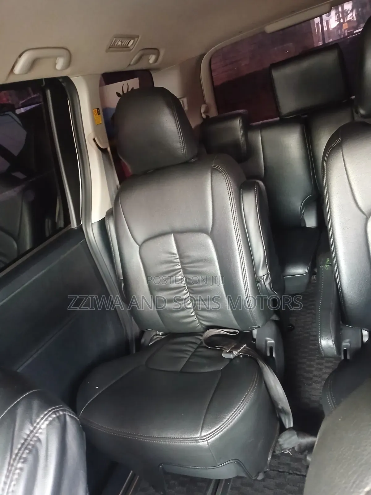 Toyota Noah 2.0 143hp AWD (8 Seater) 2010 Silver