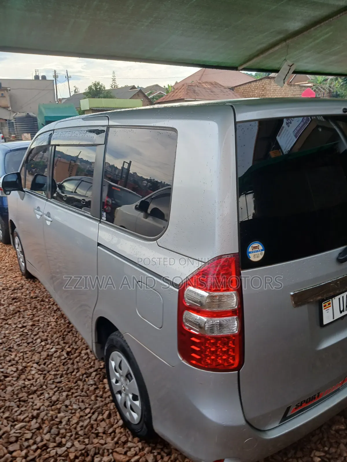 Toyota Noah 2.0 143hp AWD (8 Seater) 2010 Silver