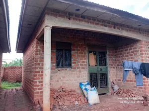 2bdrm House in Lusenke Estate, Wobulenzi TC for sale