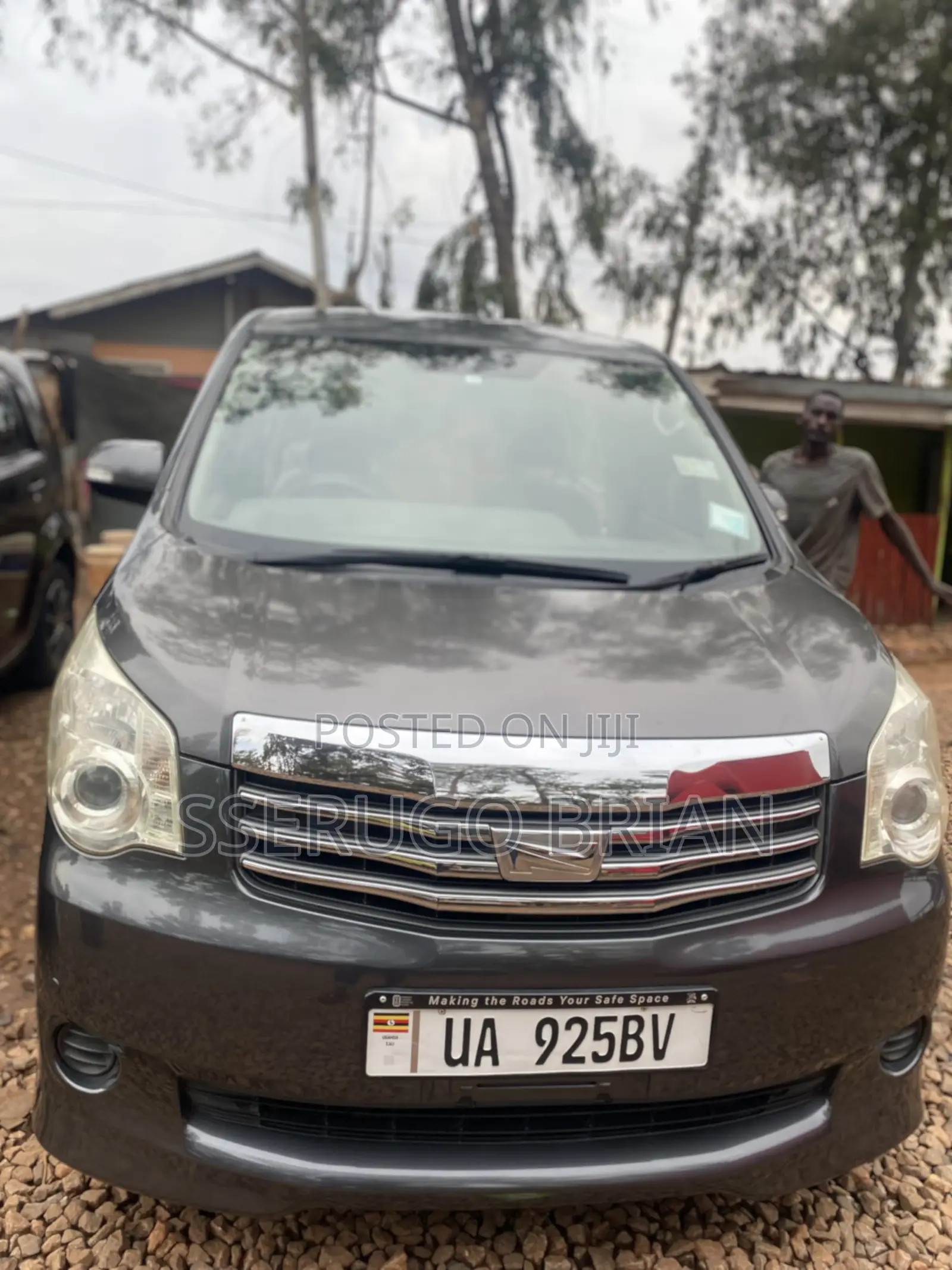 Toyota Noah 2.0 143hp AWD (8 Seater) 2012 Gray